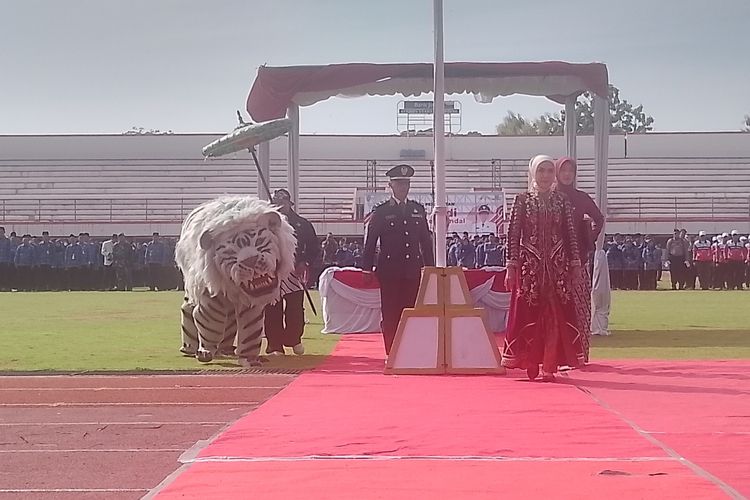 Jadi Pemimpin Upacara HUT Ke-421 Kabupaten Kendal, Bupati Tika Dikawal Harimau Putih