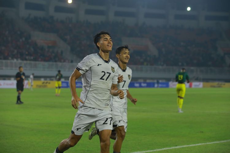 Pemain Timnas U22 Indonesia Rafael William Struick (kiri) berselebrasi seusai mencetak gol saat pertandingan  melawan Mali di Stadion Pakansari, Kabupaten Bogor, Selasa (18/11/2025).