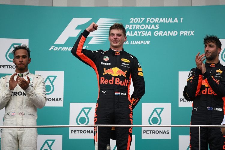 Max Verstappen (tengah) merayakan keberhasilannya dalam memenangi balapan GP Malaysia yang berlangsung di Sirkuit Sepang, Minggu (1/10/2017).