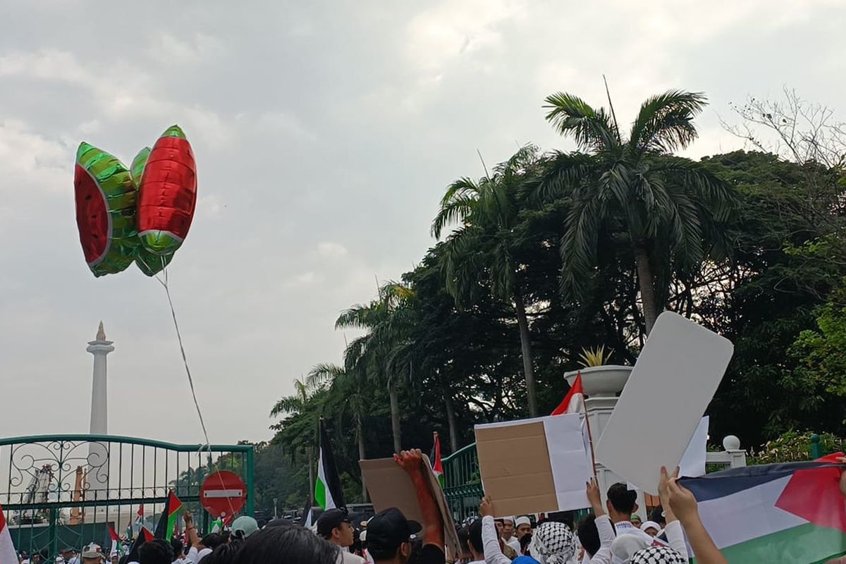 Balon semangka yang ikut dibawa dalam Aksi Bela Palestina yang digelar di sekitar area Monumen Nasional (Monas), Jakarta Pusat, Minggu (5/11/2023). Selain dalam bentuk balon, gambar buah semangka juga banyak terlihat ikut dibawa oleh peserta aksi.