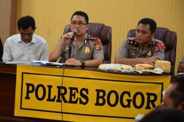 Kapolres Bogor, AKBP Sonny Mulvianto (tengah), saat menggelar ekspos kasus video asusila yang melibatkan SS, yang juga seorang ulama besar di Bogor, di Markas Polres Bogor, Selasa (18/03/2014). Dalam ekspos tersebut, Kapolres telah menetapkan SS sebagai tersangka dalam kasus tersebut.
