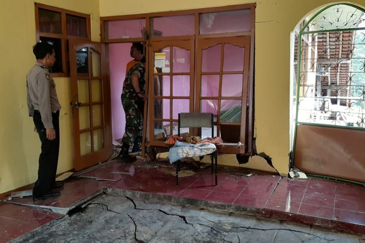 Maman, menunjukkan rumahnya yang retak akibat bencana pergerakkan tanah di wilayah Cisarua, Sumedang, Jawa Barat, Jumat (7/2/2020). AAM AMINULLAH/KOMPAS.com