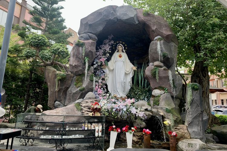 Taman Doa Hati Tersuci Maria berada di Salembaran, Kosambi, Kabupaten Tangerang, Banten, tepatnya di kompleks La Riviera. Taman Doa Hati Tersuci Maria buka setiap hari pukul 07.00-22.00 WIB. Bila ingin mengikuti ibadah Katolik, kamu bisa datang pada hari Jumat terakhir setiap bulan. Foto diambil pada Rabu (4/2/2026).