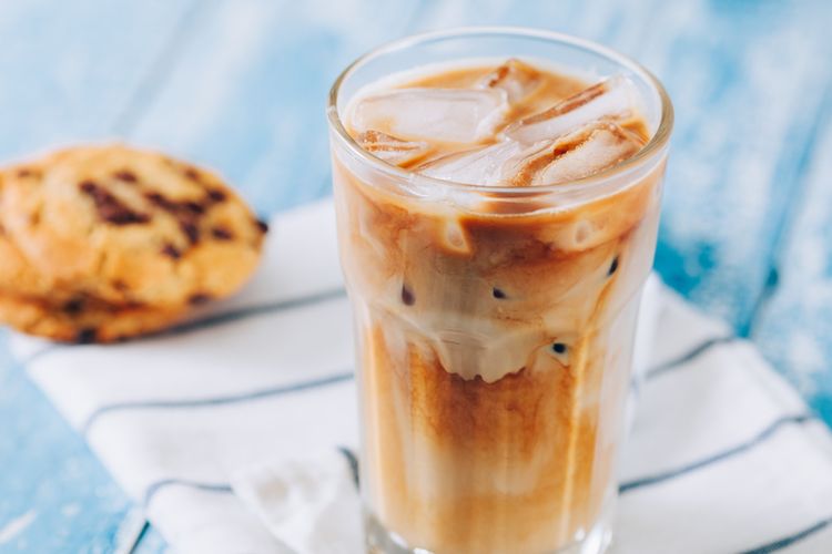Cara membuat ice latte cukup mudah. Kamu hanya membutuhkan tiga bahan sederhana untuk membuat sajian dingin ini. 