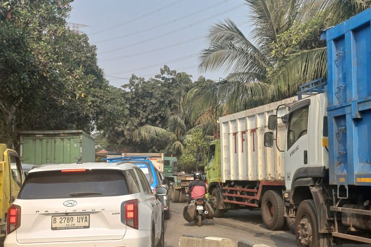 Jalan Akses Marunda Jakut Macet, Kendaraan Mengular hingga 2 Km