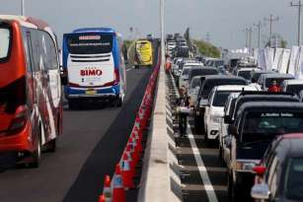 Petugas mengatur kendaraan yang terjebak kemacetan mengular sepanjang 18 kilometer di ruas tol Pejagan - Brebes Timur, Jawa Tengah, Jumat (01/07/2016). Puncak arus mudik diperkirakan terjadi pada H-3 lebaran. 