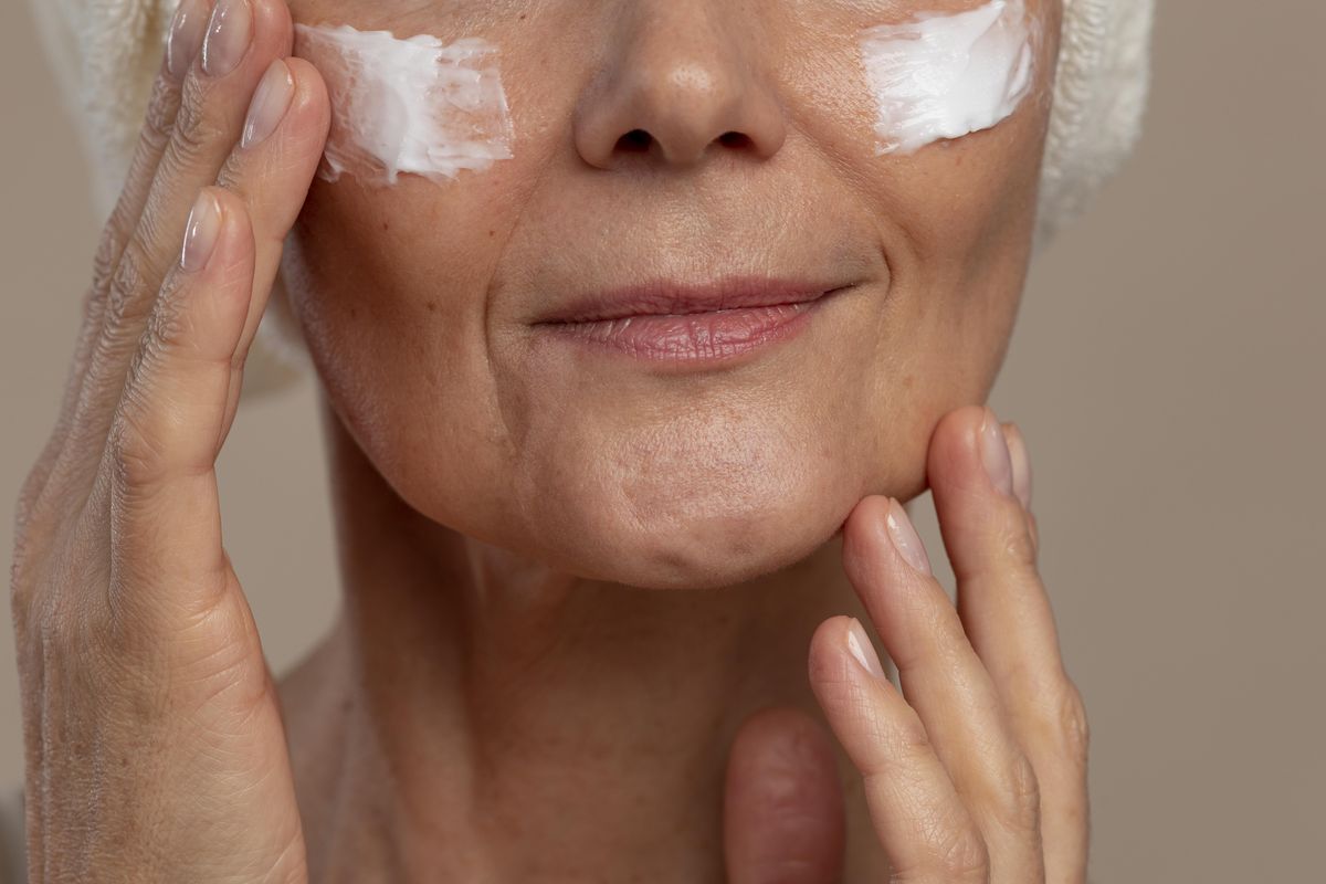 Ilustrasi kesalahan eksfoliasi wajah wanita di atas 50 tahun