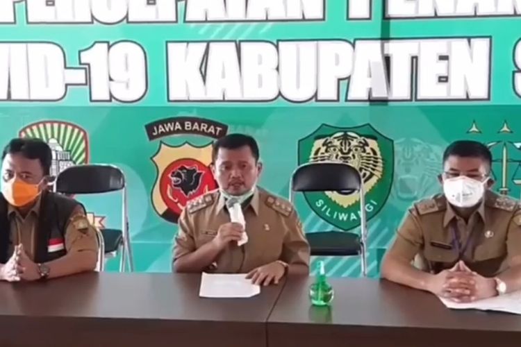 Bupati Sumedang H Dony Ahmad Munir umumkan perpanjangan PSBB, Senin (4/5/2020). DOK. Humas Sumedang/KOMPAS.com