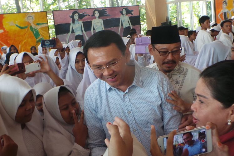 Calon gubernur DKI Jakarta Basuki Tjahaja Purnama atau Ahok saat menghadiri syukuran bersama anak yatim, di Jalan Talang, Jakarta Pusat, Minggu (5/3/2017).