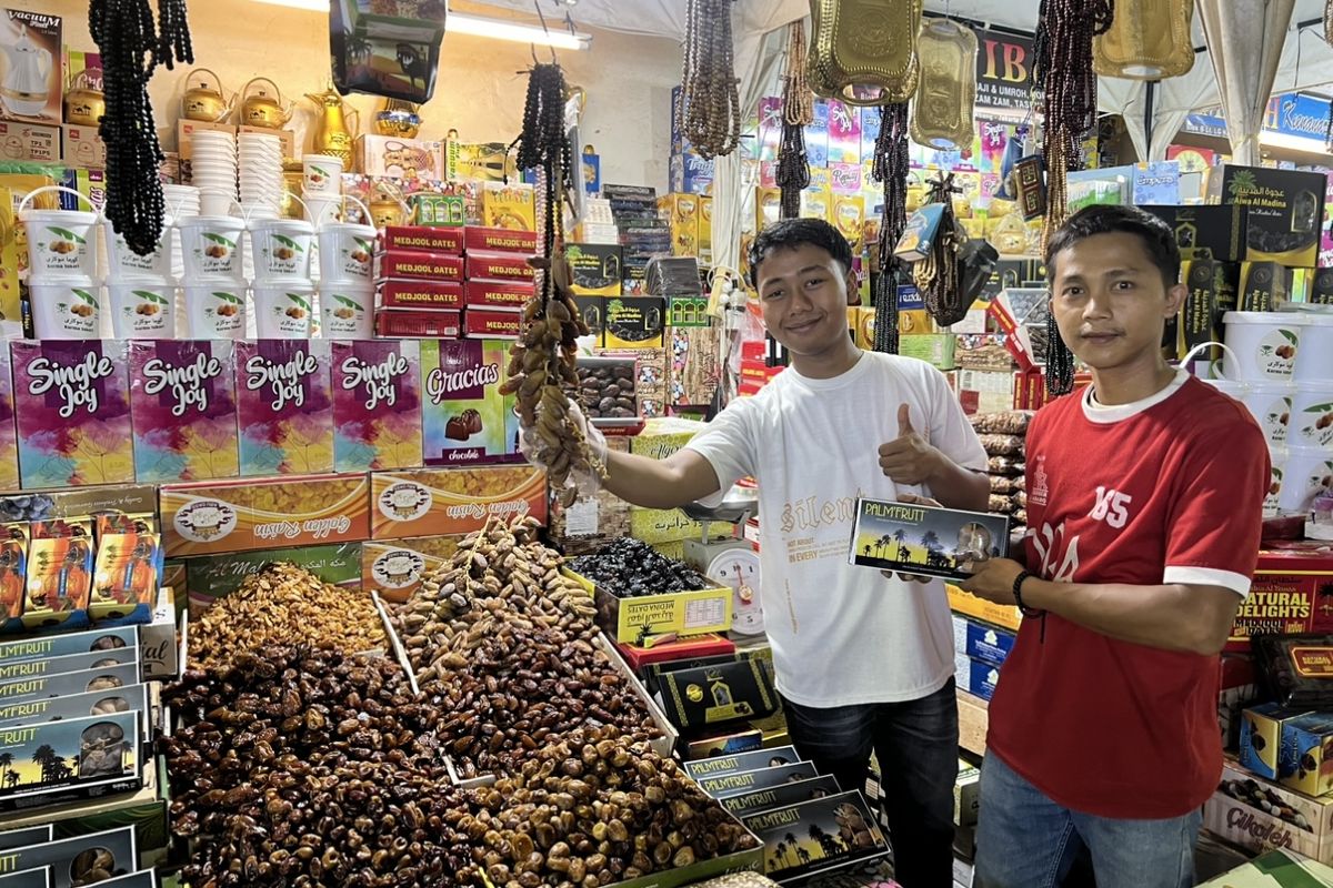 Pedagang kurma di Blok B lantai LG Pintu Barat, Pasar Tanah Abang, Jakarta Pusat laris manis diserbu pembeli, Minggu (10/3/2024).