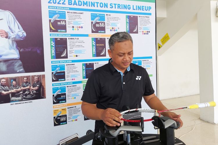 Taufik Purwadi stringer atau orang yang ditugaskan merakit senar raket bulu tangkis di Indonesia Open 2022 di Istora Senayan, Jakarta, Kamis (16/6/2022). 