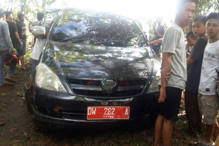 Mobil dinas milik anggota DPRD Kabupaten Bone, Sulawesi Selatan yang ditemukan tewas setelah lolos dari amukan massa. Minggu, (23/4/2017)