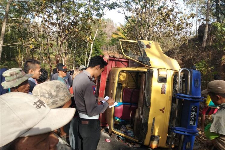 Kondisi Truk Terguling Mendak, Desa Sumbergiri, Kecamatan Ponjong, Gunungkidul Jumat (9/8/2019) (Dokumentasi Polsek Ponjong)