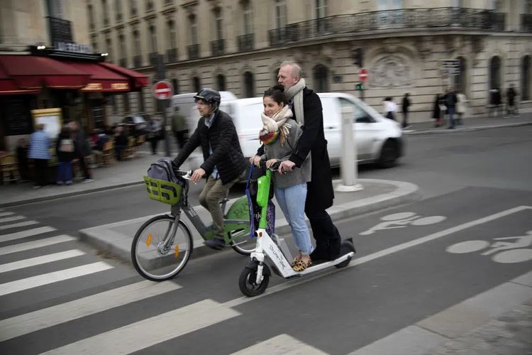 Seorang laki-laki menaiki skuter listrik di Paris, Perancis, Jumat (31/3/2023). 