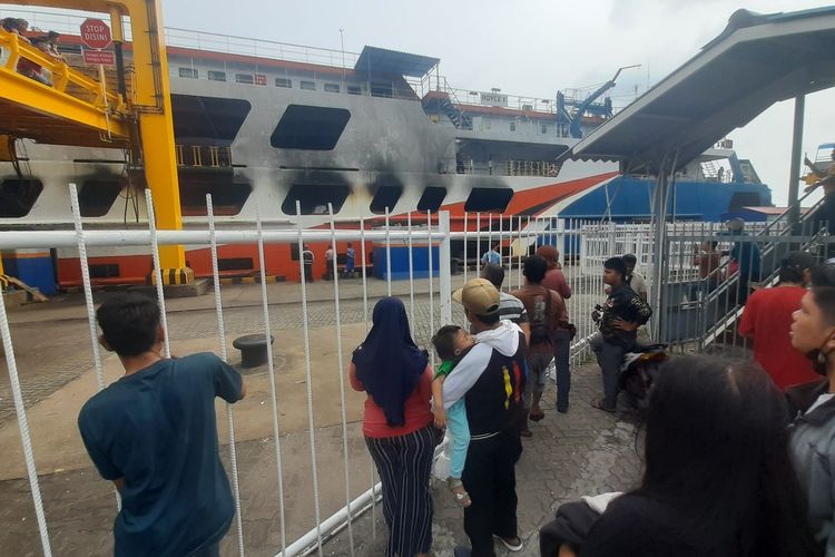KMP Royce 1 saat sandar di dermaga 3 Pelabuhan Merak, Banten. Minggu (7/5/2023). Kapal laut milik PT DLB mengalami kebakaran saat berlayar di perairan Merak.