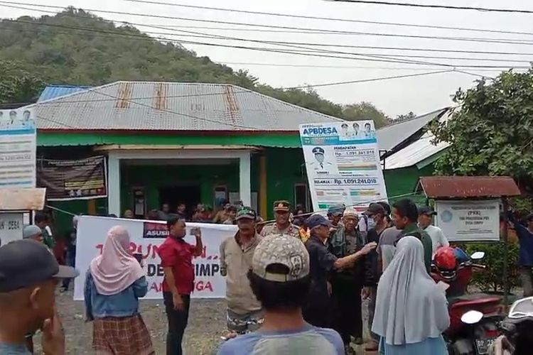 Warga Desa Cimpu, Kecamatan Suli, Kkabupaten Luwu, Sulawesi Selatan, Selasa (24/10/2023) mendatangi kantor desa, mereka berunjuk rasa mendesak oknum Kepala Desa Cimpu segera dicopot setelah diduga berbuat asusila.