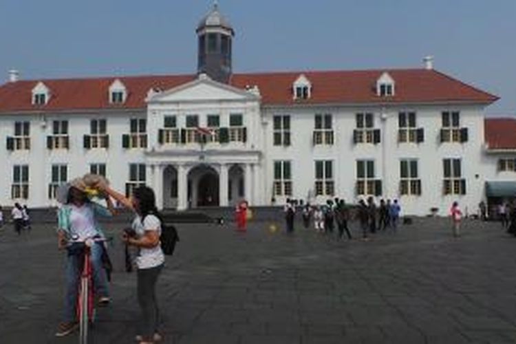 Pengunjung Kota Tua Jakarta sedang menaiki sepeda onthel di pelataran Museum Fatahillah, Jakarta, Selasa (23/6/2015).