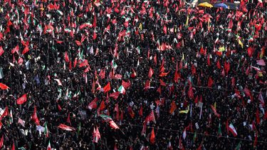 Kenapa Warga Iran Kibarkan Bendera Merah Saat Pemakaman Ali Khamenei?