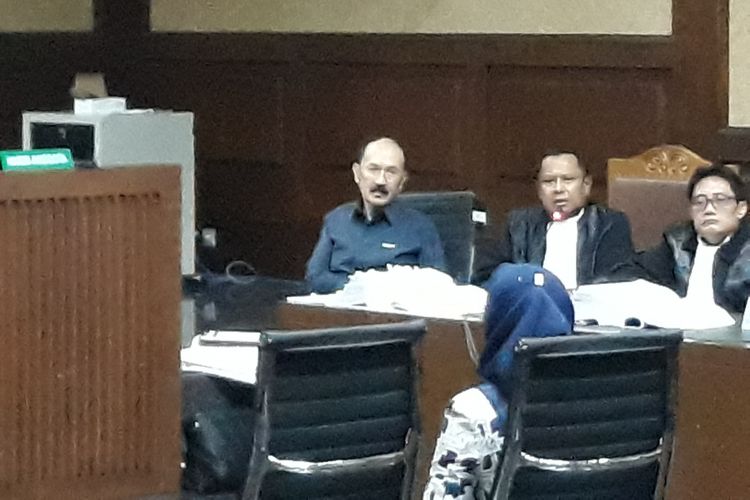 Fredrich Yunadi duduk di kursi terdakwa di Pengadilan Tipikor Jakarta, Kamis (15/3/2018).