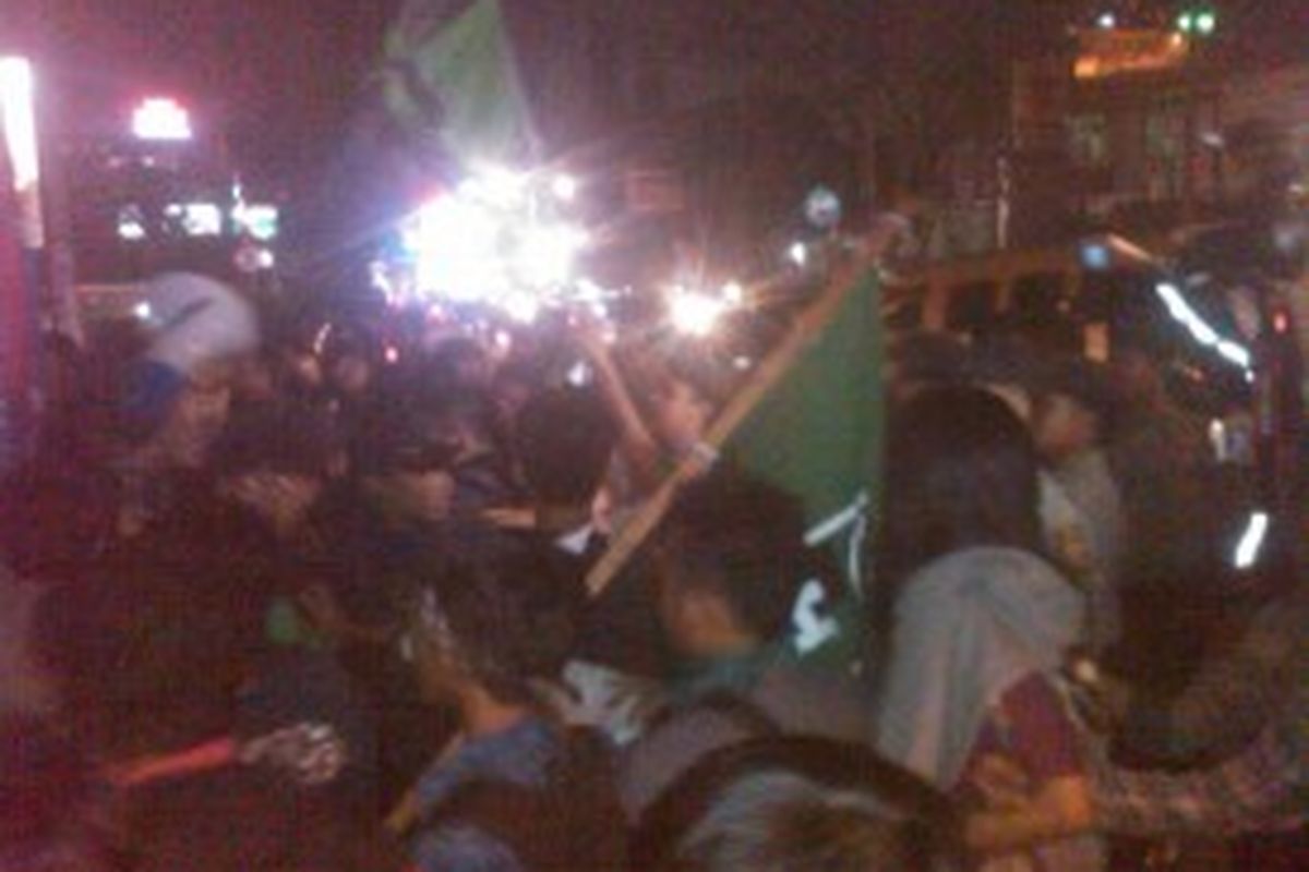 Aksi unjuk rasa mahasiswa menolak harga Bahan Bakar Minyak (BBM) saat ricuh dengan aparat kepolisian di Jalan Dago Cikapayang, Bandung, Jawa Barat, Jumat (21/6/2013) malam.