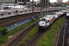 31 Desember, 16 Perjalanan Kereta Api Berhenti Luar Biasa di Stasiun Jatinegara