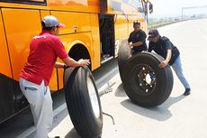 Punya 6 Ban, Ganti Ban Bus yang Bocor Pasti Ribet