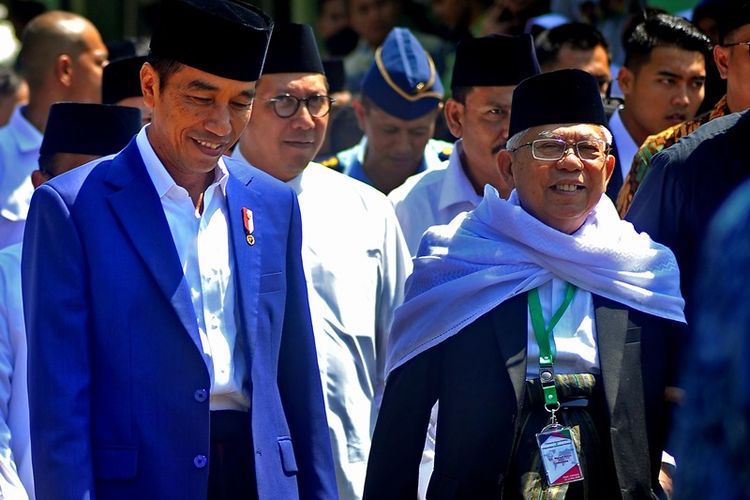 Presiden Joko Widodo (kiri) didampingi Menteri Agama Lukman Hakim Syaefudin (tengah) dan Ketua MUI KH Maruf Amin (kanan) berkunjung ke Ponpes Al-Khairiyah untuk menghadiri acara silaturahmi dengan Ulama Banten serta Peringatan Harlah ke-93 Ponpes tersebut di Citangkil, Cilegon, Banten, Jumat (11/5). Acara digelar untuk memperkuat hubungan ulama dan umaro (pemerintah) dalam menghadapi serta menyelesaikan berbagai persoalan bangsa.