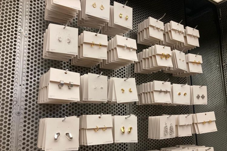 Aksesori dari Found Object Market di Brightspot SuperMRKT di Agora Mall, Jakarta Pusat, Kamis (27/11/2025).