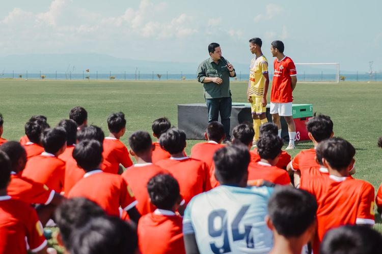 Ketua Umum PSSI, Erick Thohir, saat sedang berbincang dengan dua orang peserta seleksi pemain timnas U17 Indonesia yang berlangsung di Bali United Training Center, Pantai Purnama Gianyar, Minggu (16/7/2023) pagi. 