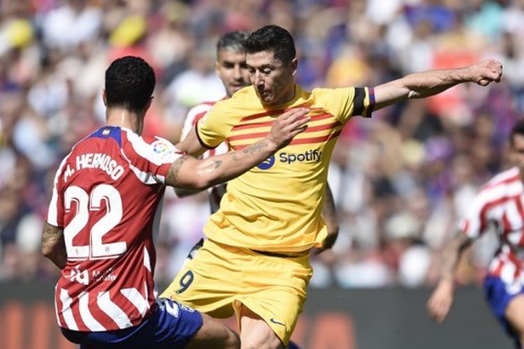 Penyerang Barcelona Robert Lewandowski (kanan) diadang bek Atletico Madrid Mario Hermoso (kiri) dalam laga lanjutan Liga Spanyol 2022-2023. Laga Barcelona vs Atletico Madrid berlangsung di Stadion Camp Nou pada Minggu (23/4/2023) malam WIB. Kemenangan atas Atletico membuat Barcelona kembali melebarkan jarak dengan Real Madrid di klasemen Liga Spanyol.