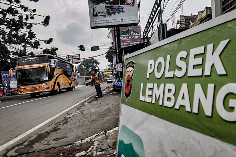 Ilustrasi kendaraan wisata yang melintas di jalan raya kawasan Lembang, Kabupaten Bandung Barat (KBB), Jawa Barat.