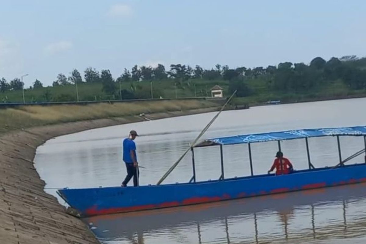 Kondisi Waduk Dawuhan di Desa Plumpungrejo, Kecamatan Wonoasri, Kabupaten Madiun, Jawa Timur, mulai menyusut setelah beberapa pekan tidak ada hujan seiring memasuki musim kemarau