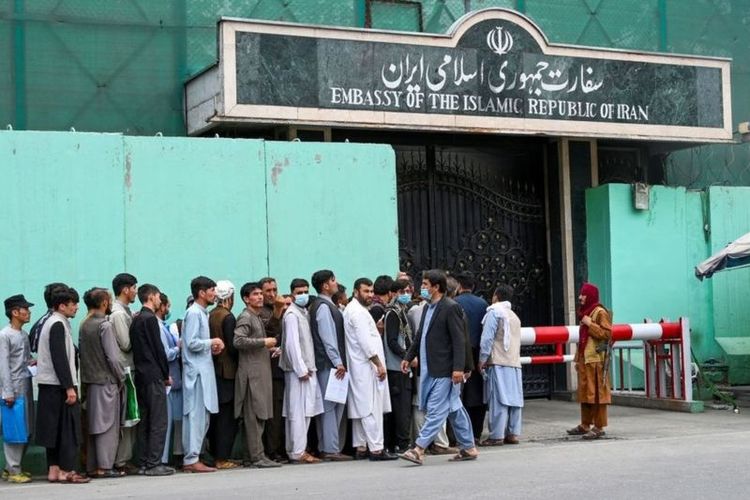 Warga sedang antre di depan Kedubes Iran di ibu kota Afghanistan, Kabul, untuk mendapatkan visa, Selasa (17/8/2021).