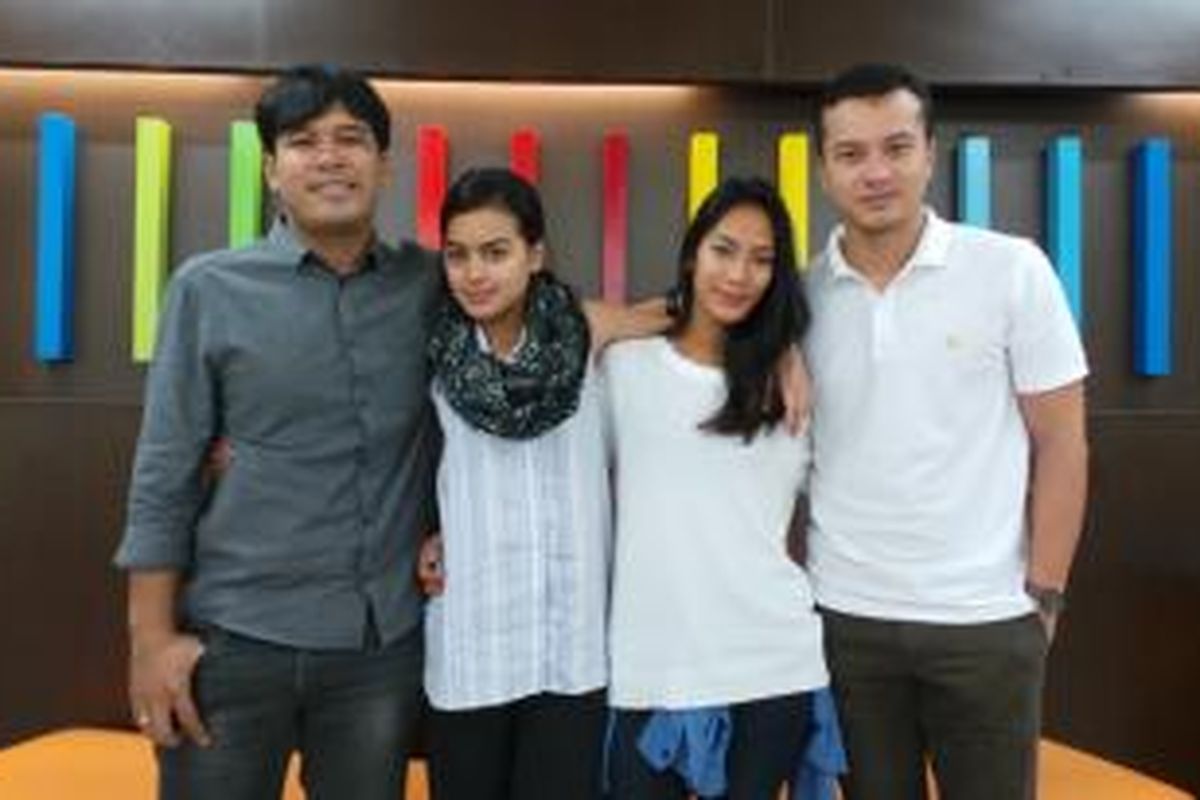 Sutradara film Pendekar Tongkat Emas, Ifa Isfansyah (paling kiri) berfoto bersama para bintang film tersebut, yaitu Eva Celia (pemeran Dara, kedua dari kiri), Tara Basro (Gerhana, kedua dari kanan), dan Nicholas Saputra (Elang, paling kanan), usai berbincang-bincang dengan media Kelompok Kompas Gramedia, di Studio Orange KompasTV, Jalan Palmerah Selatan, Jakarta Pusat, Senin (10/11/2014).