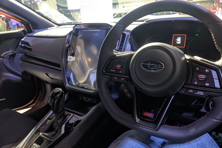 Interior Subaru WRX tuned by STI, ada beberapa trimming khusus khas STI