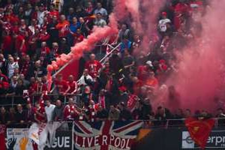 Fans Liverpool menyalakan cerawat dalam pertandingan final Liga Europa menghadapi Sevilla di Stadion St Jacob Park, Basel, Swiss, pada Selasa (18/5/2016).