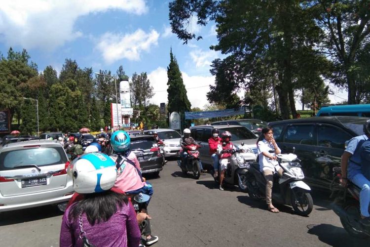 Sejumlah pengendara terjebak kemacetan di Jalur Puncak Bogor, Tugus Selatan, Kecamatan Cisarua, Kabupaten Bogor, Jawa Barat.