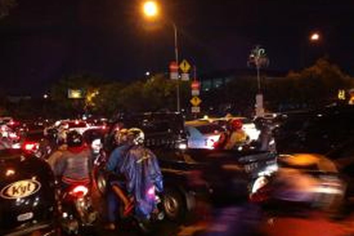 Jalan Ir Juanda terpantau macet lantaran adanya pengalihan arus kendaraan di Jalan yang ditutup selama Jakarta Night Festival (JNF), Rabu (31/12/2014).