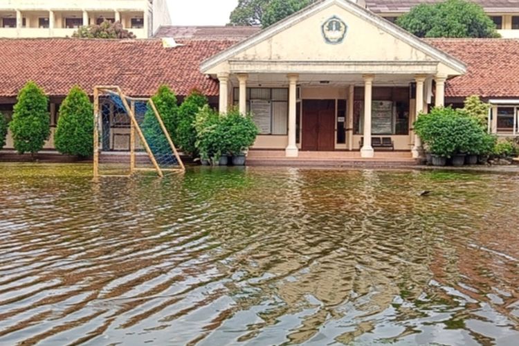 Banjir setinggi sekitar 30 sentimeter di halaman Gedung Perpustakaan SMAN 4 Tangsel pada Selasa (7/6/2022)