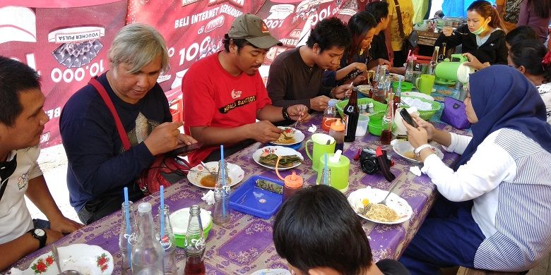 Wisatawan menikmati kuliner khas Toboali yakni mie ikan Toboali dengan tambahan otak-otak, pempek, jeruk kunci, dan telur tersaji di warung milik Cemilun, Toboali, Bangka Selatan, Kamis (3/8/2017). Mie ikan Toboali disajikan dengan taburan daging ikan parang-parang yang digiling bersama irisan daun seledri dan bawang gorong.