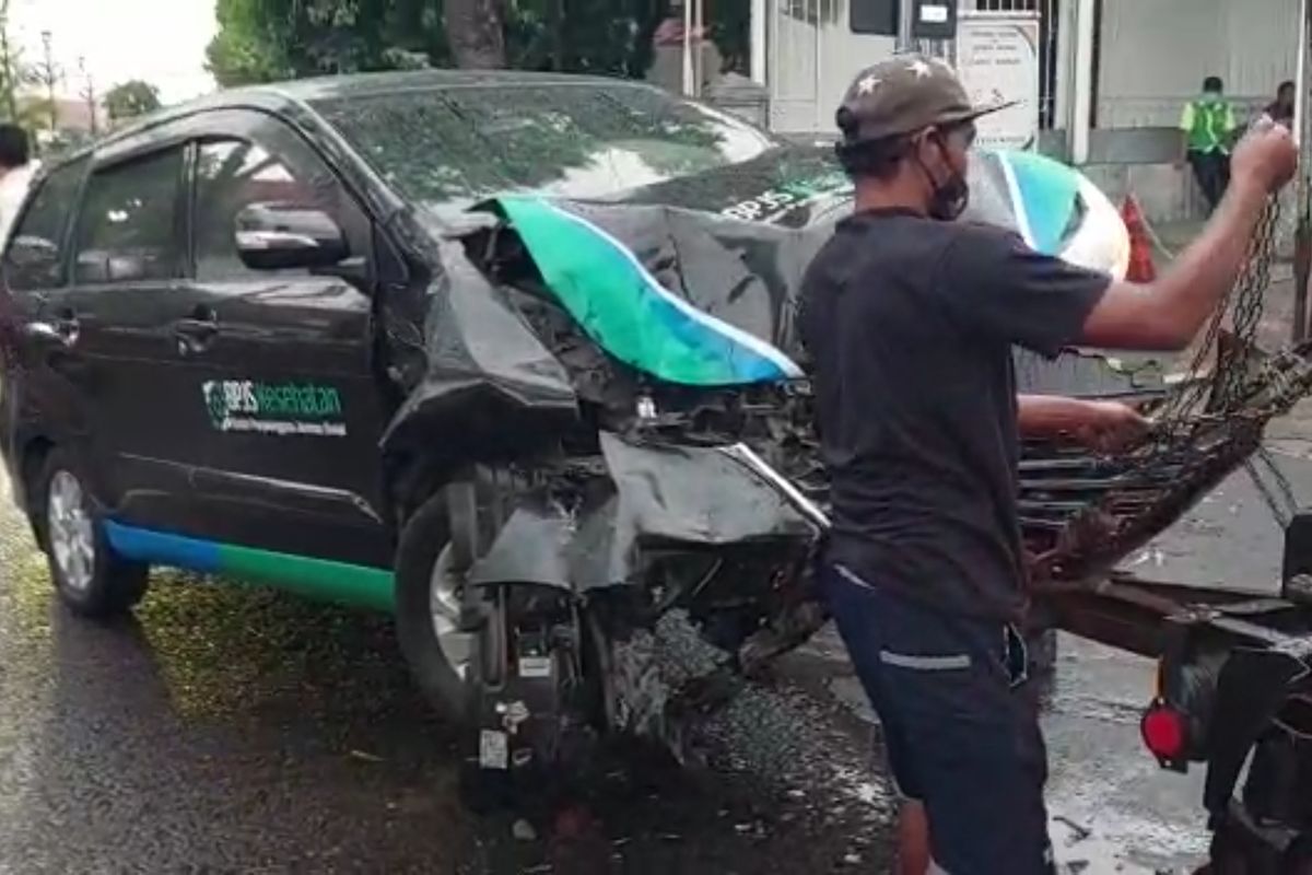  DEREK--Mobil operasional BPJS Kota Madiun diderek setelah menabrak sepeda motor dan  papan nama pintu masuk Stasiun Madiun, Jawa Timur, Rabu (25/5/2022). 