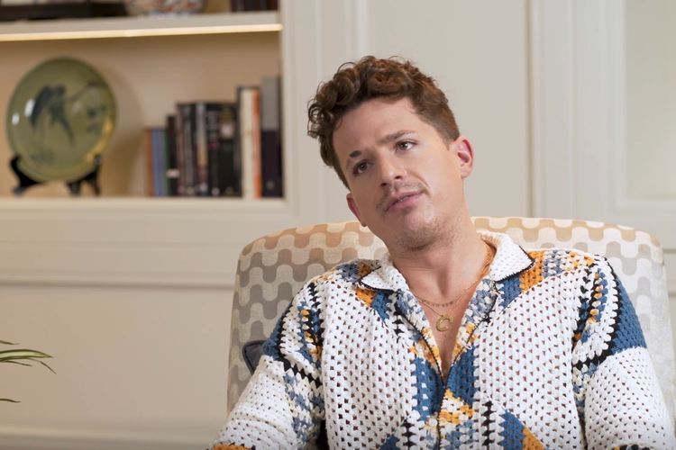 Charlie Puth dalam dalam wawancara eksklusif bersama Kompas.com di Hotel Raffles Singapura, Jumat (16/9/2022).