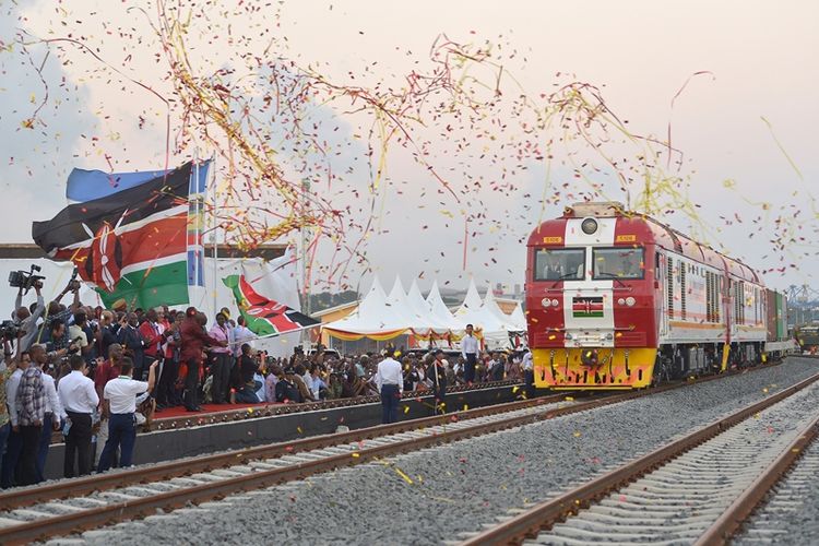 Presiden Kenya Uhuru Kenyatta melepas kereta api Mandaraka Express dari Mombasa menuju Nairobi melalui jalur baru yang dibangun dengan bantuan China.