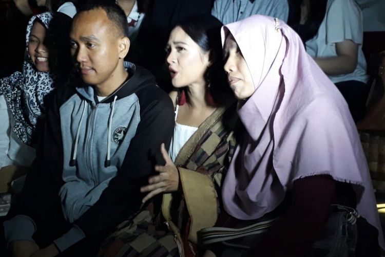 Andien menjadi pembisik bagi pasangan suami istri penyandang tunatera di Galeri Indonesia Kaya, Grand Indonesia, Jakarta Pusat, Selasa (15/8/2017).