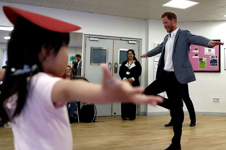 Pangeran Harry bergabung dengan anak-anak yang ambil bagian dalam kelas balet untuk anak usia 4-6 tahun, dalam kunjungan ke YMCA South Ealing di London barat, Inggris, Rabu (3/4/2019). (AFP/ADRIAN DENNIS)