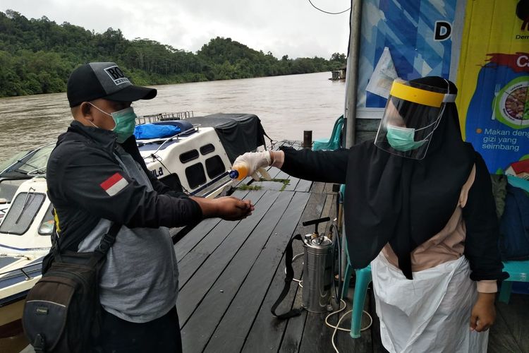 Tim gugus tugas penanganan Covid-19 memeriksa ketat lalu lintas warga yang masuk ke Mahakam Ulu melalui jalur Sungai Mahakam, awal Maret 2020. 