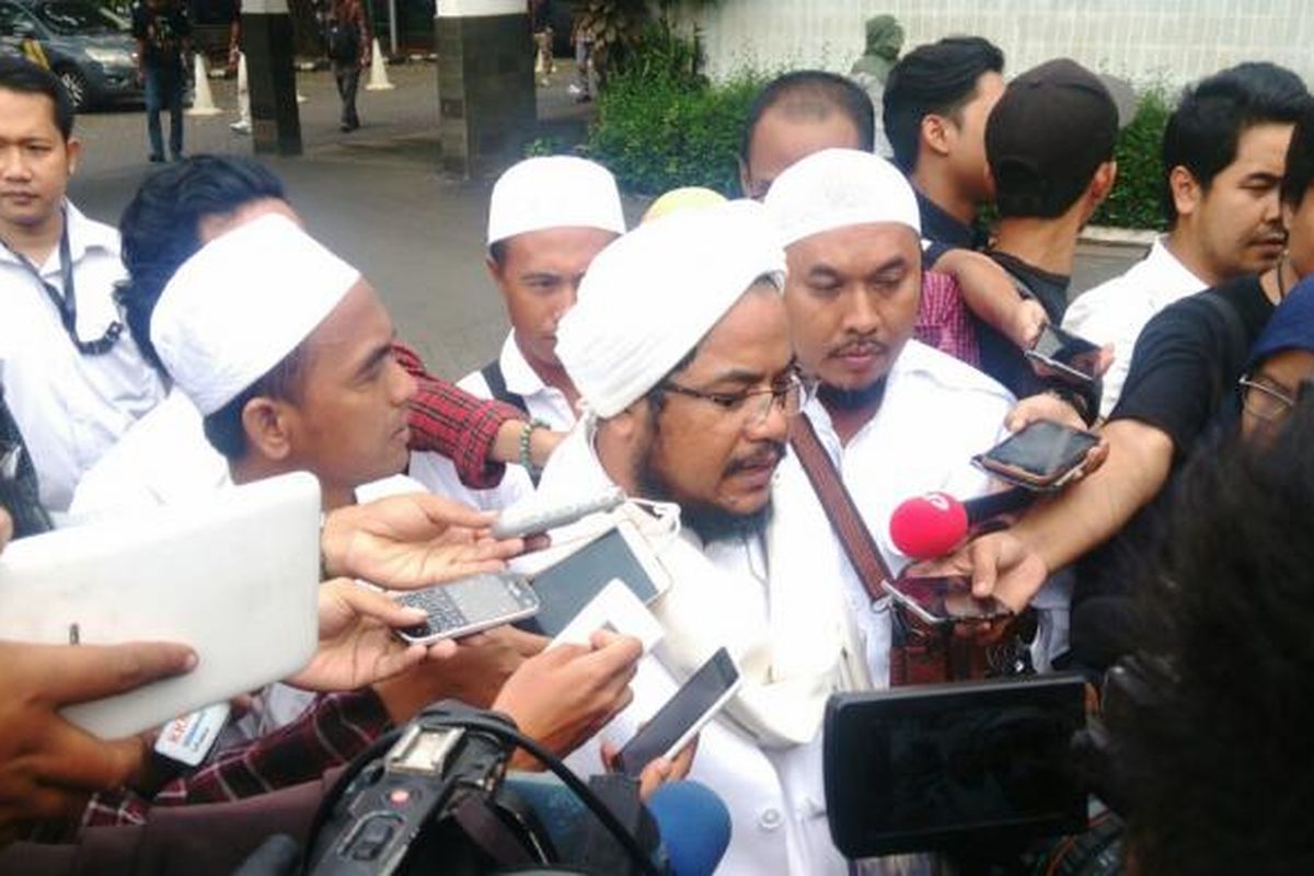 Muchsin, salah satu saksi di sidang dugaan penistaan agama dengan terdakwa Basuki Tjahaja Purnama atau Ahok, usai bersaksi di ruang sidang di Auditorium Kementerian Pertanian, Jakarta Selatan, Selasa (3/1/2017).