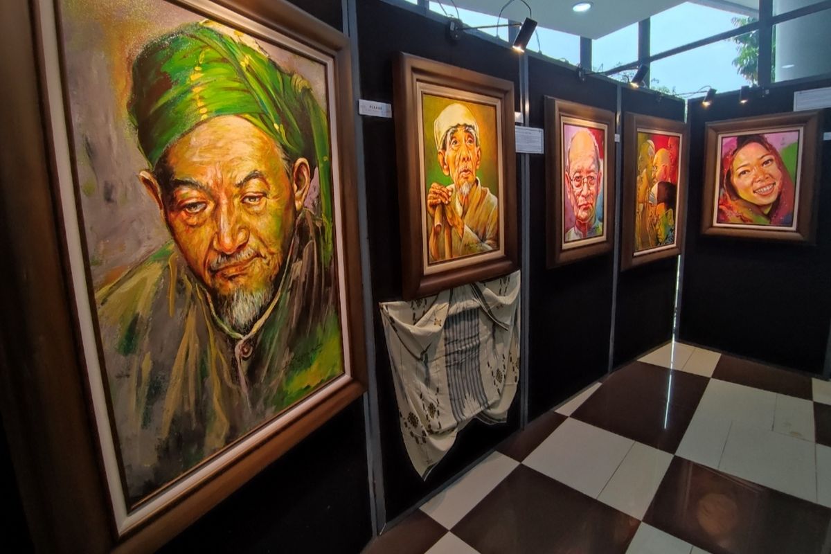 Karya seni rupa atau lukisan dan sarung dari para tokoh dipajang dalam pameran di Makara Art Center Universitas Indonesia (MAC UI), Depok, pada Sabtu (27/8/2022). Pameran yang digelar dari serangkaian acara hari jadi ke-3 Jejaring Duniasantri itu digelar sejak Senin (22/8/2022).