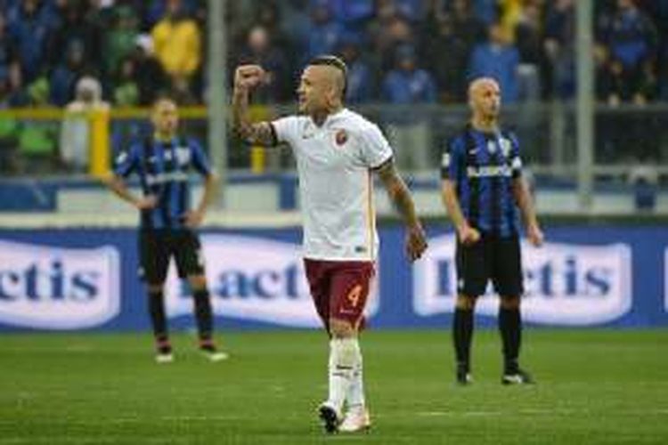 Radja Nainggolan merayakan gol AS Roma ke gawang Atalanta pada lanjutan Serie A, Minggu (17/4/2016). 