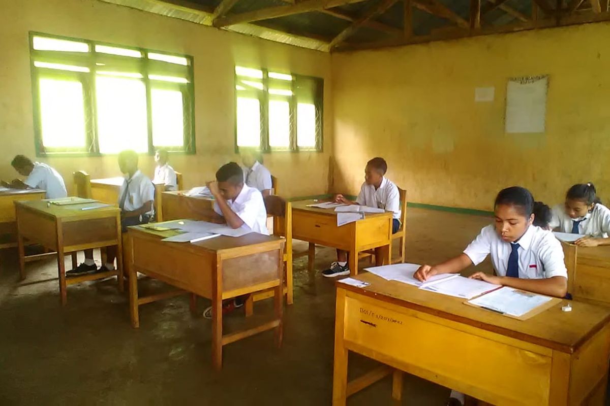 Siswa SMPN II Kota Komba, Kecamatan Kota Komba, Kabupaten Manggarai Timur, Flores, NTT, Selasa, (23/4/2019) sedang mengerjakan soal Ujian Nasional Berbasis Kertas dan Pensil (UNBkP). (KOMPAS.com/MARKUS MAKUR)